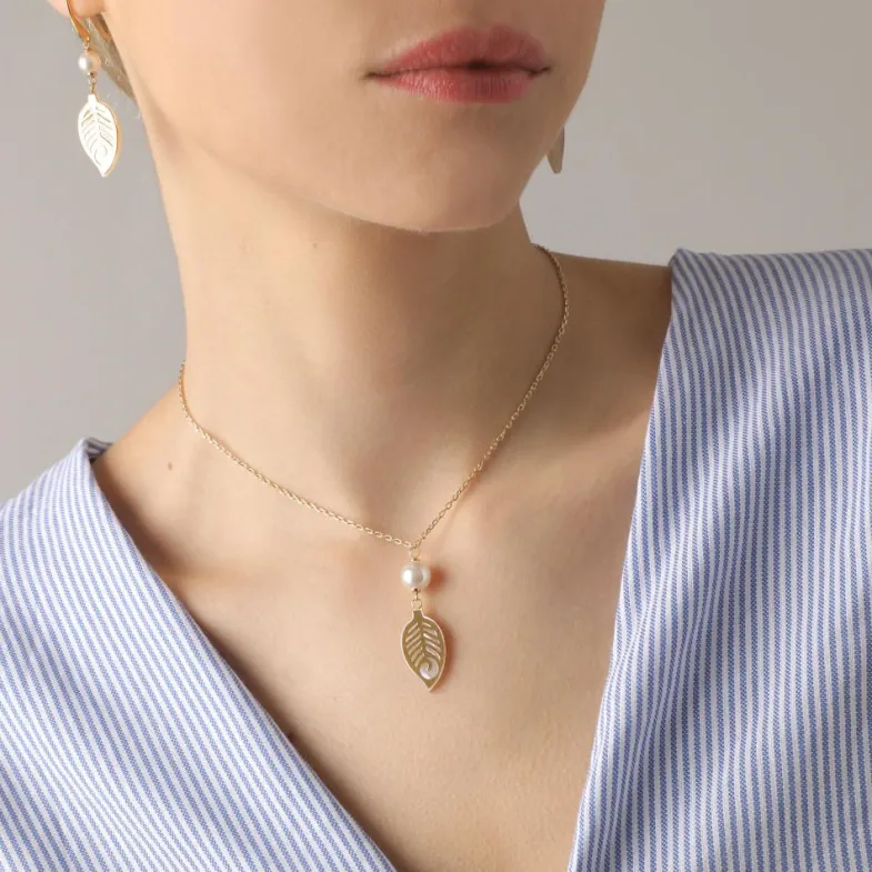 Pearl Chain Necklaces|Majorica Dafne Necklace With Mother-Of-Pearl Leaf Pendant